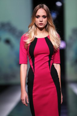 manken martina felja 'fashion.hr' show tarafından tasarlanan kıyafetleri