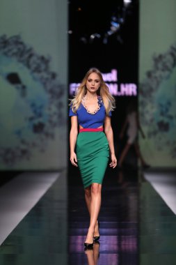 manken martina felja 'fashion.hr' show tarafından tasarlanan kıyafetleri
