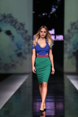 manken martina felja 'fashion.hr' show tarafından tasarlanan kıyafetleri