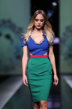 manken martina felja 'fashion.hr' show tarafından tasarlanan kıyafetleri