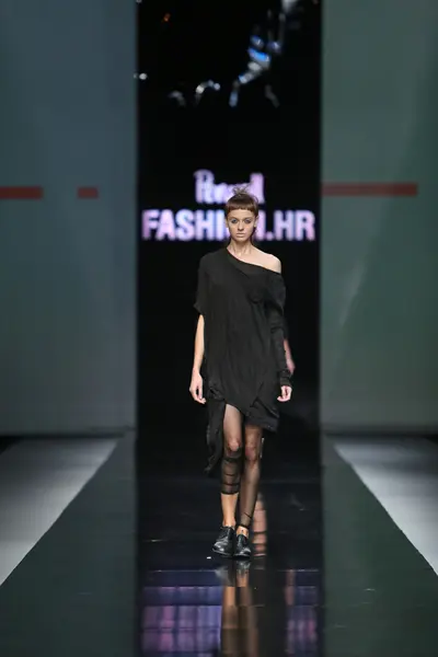 Modelka noszenie ubrania zaprojektowane przez link na wystawie "fashion.hr" — Zdjęcie stockowe