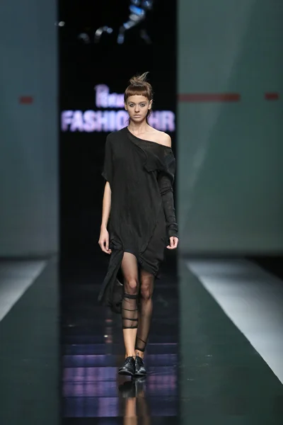 Divat-model ruháit tervezte a "fashion.hr" Térkép hivatkozásra — Stock Fotó
