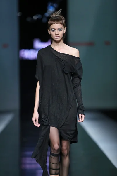 Modelo de moda vestindo roupas projetado por Link no show 'Fashion.hr' — Fotografia de Stock