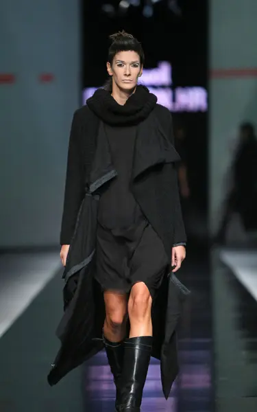 Mode mannequin portant des vêtements conçus par Link sur le défilé 'Fashion.hr' — Photo