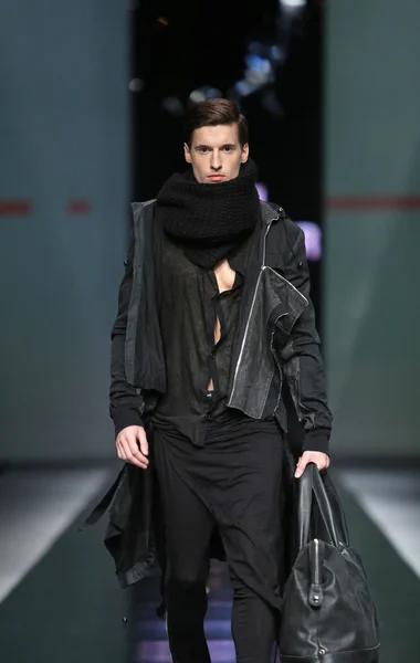 Motemodell med klær designet av Link på 'Fashion.hr' -showet – stockfoto