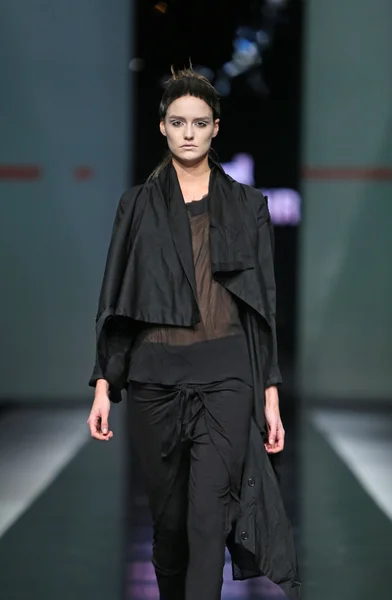 Modelo de moda vestindo roupas projetado por Link no show 'Fashion.hr' — Fotografia de Stock