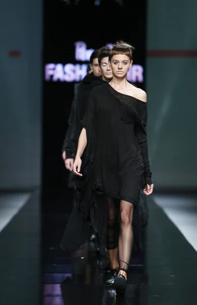 'fashion.hr' 쇼에 링크에 의해 설계 된 옷을 입고 패션 모델 — 스톡 사진