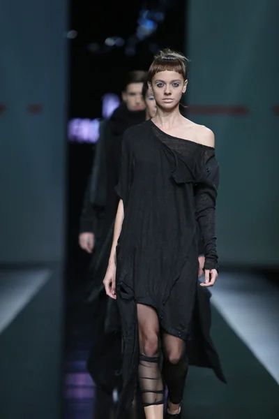 Modelka nosit oblečení, které navrhl odkaz na 'fashion.hr' show — Stock fotografie