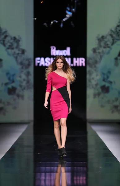 Model in Kleidern von martina felja auf der 'fashion.hr' -Show — Stockfoto