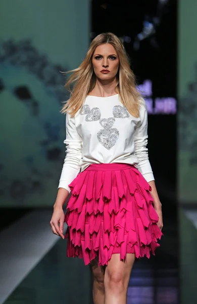 时装模特穿着由 martina felja 'fashion.hr' 展出设计的衣服 — 图库照片