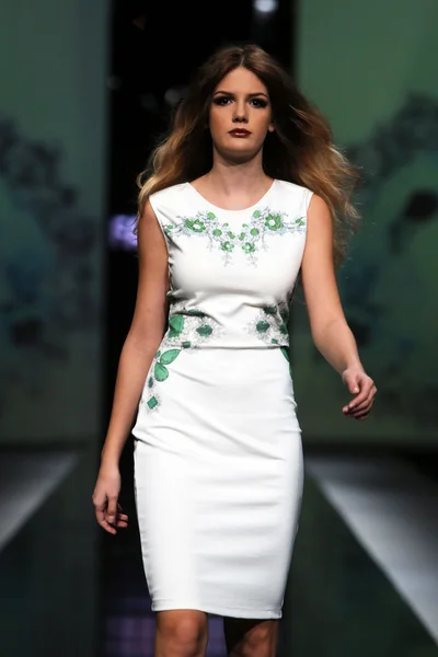 'fashion.hr' ショー マルティナ ・ felja によって設計された服を着てファッション モデル — ストック写真