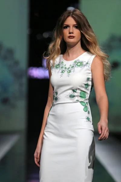 Modelo de moda con ropa diseñada por Martina Felja en el espectáculo 'Fashion.hr' —  Fotos de Stock