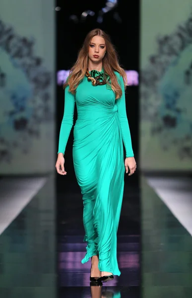 Model in Kleidern von martina felja auf der 'fashion.hr' -Show — Stockfoto