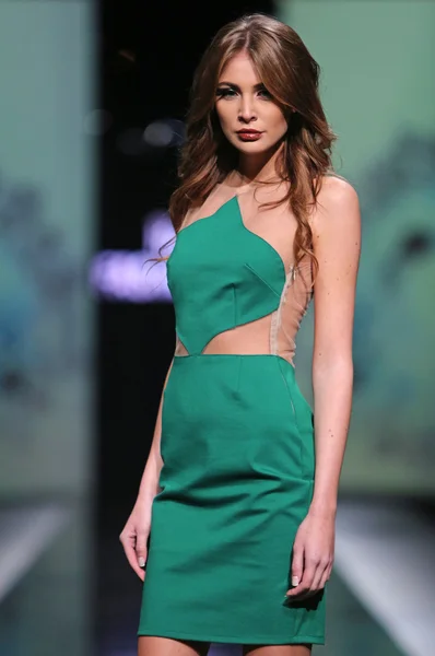 Fashion model dragen van kleding ontworpen door martina felja op de 'fashion.hr' show — Stockfoto