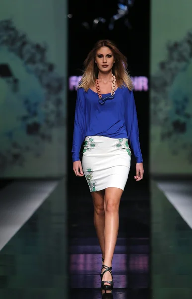 'fashion.hr' ショー マルティナ ・ felja によって設計された服を着てファッション モデル — ストック写真