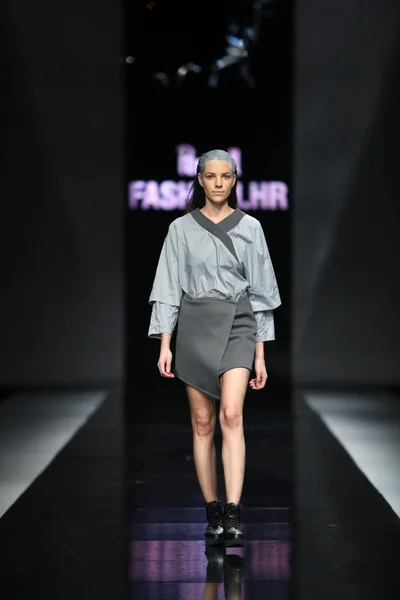 Divat modell petra Villa Mak és sasa hortig a "fashion.hr" show által tervezett ruhában — Stock Fotó