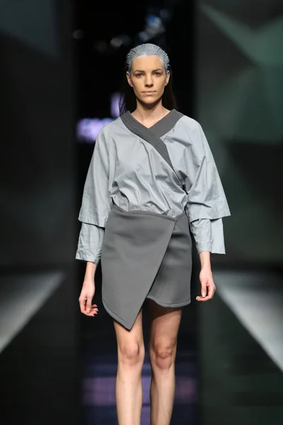 Manken petra vuletic ve sasa hortig 'fashion.hr' show tarafından tasarlanan kıyafetleri — Stok fotoğraf