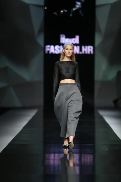 Fashion model wearing clothes designed by Petra Vuletic and Sasa Hortig on the 'Fashion.hr' show — Stock Photo, Image