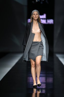 manken petra vuletic ve sasa hortig 'fashion.hr' show tarafından tasarlanan kıyafetleri