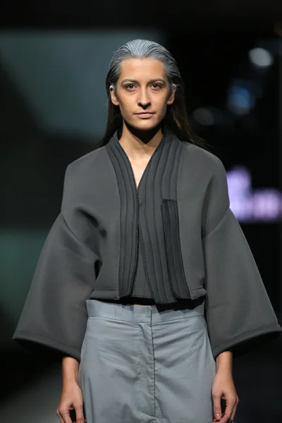 Modelka nosit oblečení, které navrhl petra vuletic a sasa hortig v pořadu "fashion.hr" — Stock fotografie