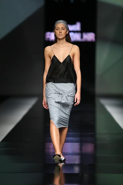 Модель в одежде от Petra Vuletic и Sasa Hortig на выставке 'Fashion.hr' — стоковое фото