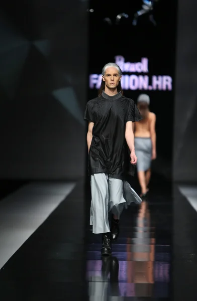 Fashion model dragen van kleding ontworpen door petra vuletic en sasa hortig op de 'fashion.hr' show — Stockfoto