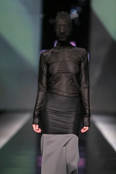 时装模特穿着衣服设计的 'fashion.hr' 展出 petra vuletic 和莎莎霍尔蒂希 — 图库照片