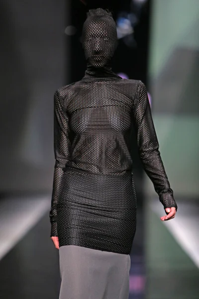 Fashion model wearing clothes designed by Petra Vuletic and Sasa Hortig on the 'Fashion.hr' show — Stock Photo, Image