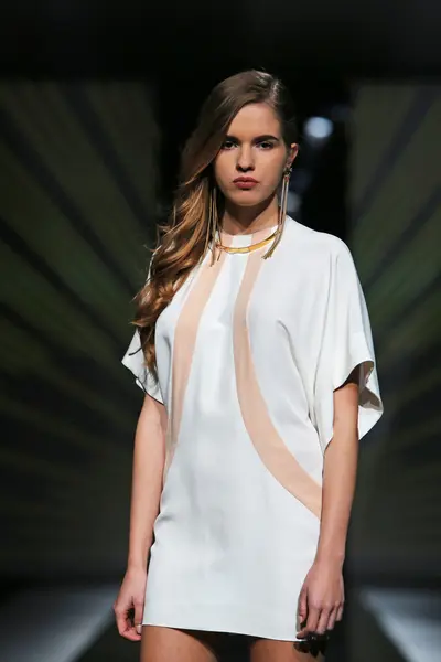 Modelo de moda vestindo roupas projetadas por Zona45 - atelier Ines no show 'Fashion.hr' — Fotografia de Stock