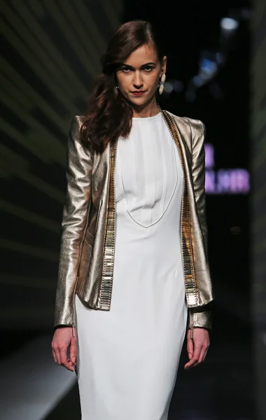 Modell bär kläder designade av zona45 - ines atelier på showen "fashion.hr" — Stockfoto