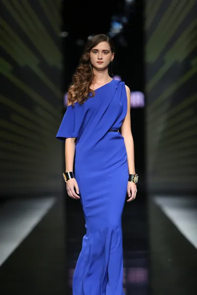 Мода модели носить одежду, разработанную Zona45 - Инес ателье на шоу 'Fashion.hr' — стоковое фото
