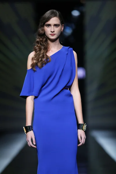 Modelmodel in Kleidung von zona45 - ines atelier auf der 'fashion.hr' show — Stockfoto