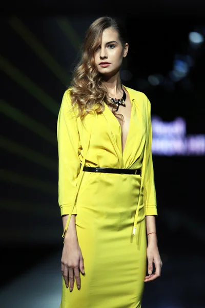 Mode-Model Kleidung entworfen von zona45 - Ines-Atelier in der 'fashion.hr'-show — 图库照片