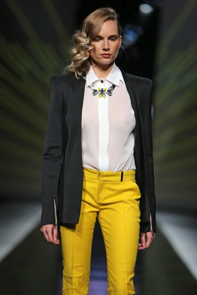 Modell bär kläder designade av zona45 - ines atelier på showen "fashion.hr" — Stockfoto