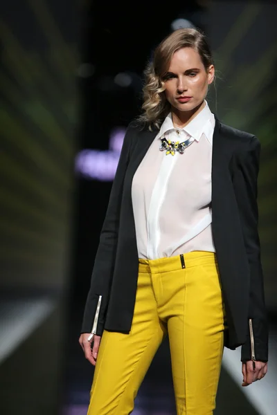 Modelka nosit oblečení, které navrhl zona45 - ines ateliéru v pořadu "fashion.hr" — Stock fotografie