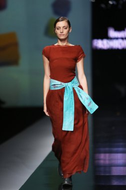 'fashion.hr' programında ivana popovic tarafından tasarlanan kıyafetleri moda model