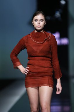 'fashion.hr' programında ivana popovic tarafından tasarlanan kıyafetleri moda model