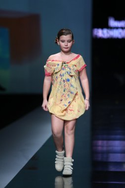 'fashion.hr' programında ivana popovic tarafından tasarlanan kıyafetleri moda model