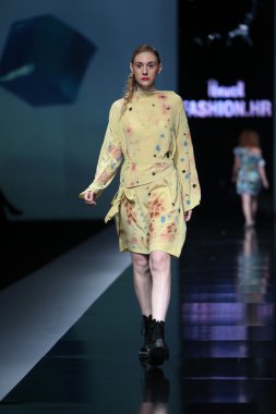 'fashion.hr' programında ivana popovic tarafından tasarlanan kıyafetleri moda model