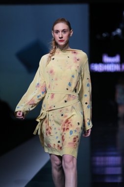 'fashion.hr' programında ivana popovic tarafından tasarlanan kıyafetleri moda model