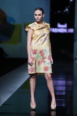 'fashion.hr' programında ivana popovic tarafından tasarlanan kıyafetleri moda model