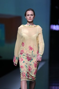 'fashion.hr' programında ivana popovic tarafından tasarlanan kıyafetleri moda model