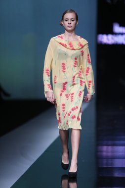 'fashion.hr' programında ivana popovic tarafından tasarlanan kıyafetleri moda model