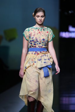 'fashion.hr' programında ivana popovic tarafından tasarlanan kıyafetleri moda model