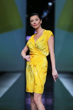 'fashion.hr' programında ivana popovic tarafından tasarlanan kıyafetleri moda model