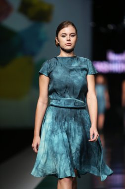 'fashion.hr' programında ivana popovic tarafından tasarlanan kıyafetleri moda model