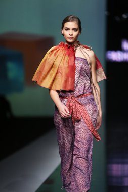 'fashion.hr' programında ivana popovic tarafından tasarlanan kıyafetleri moda model