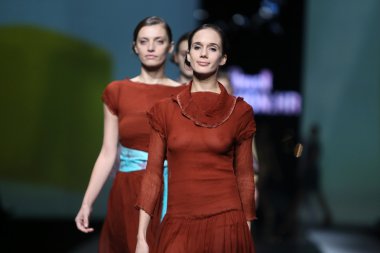 'fashion.hr' programında ivana popovic tarafından tasarlanan kıyafetleri moda model