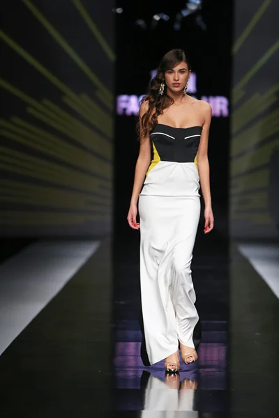 Zona45 - 'fashion.hr' ショーでイネス アトリエが設計した服を着てファッション モデル — ストック写真