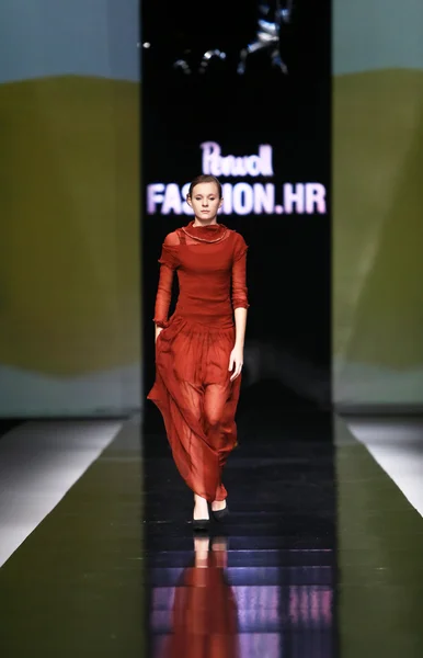 Moda indossando abiti disegnati da Ivana Popovic in mostra 'Fashion.hr' — Foto Stock